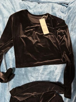 Conjunto Oysho Negro Crop Top y Leggings