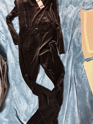 Conjunto Oysho Negro Crop Top y Leggings