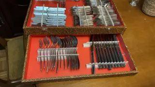 Juego de cubiertos de metal y madera