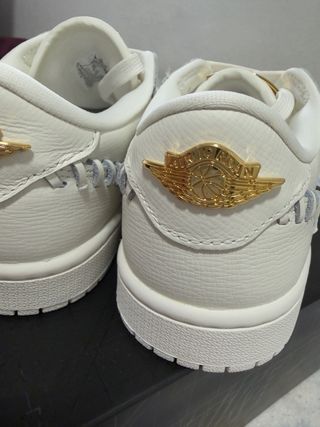 Jordan 1 Low Blancas y Doradas