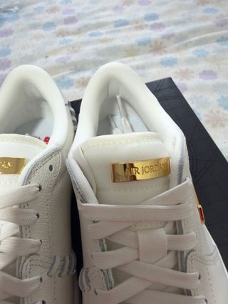 Jordan 1 Low Blancas y Doradas