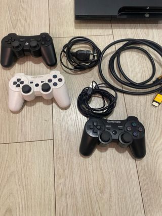 Consola PS3 Slim Negra con 3 mandos y 7 juegos.