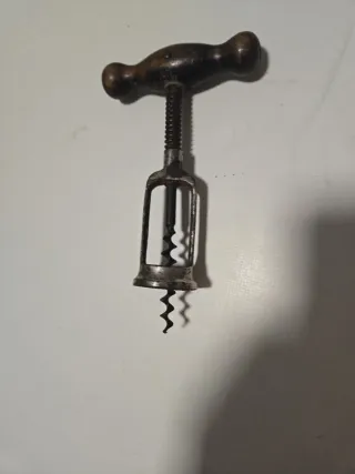 Sacacorchos antiguo madera y metal