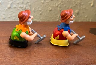 2 FIGURAS KINDER MINERO
