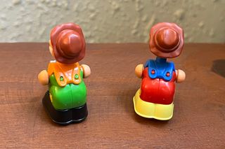 2 FIGURAS KINDER MINERO