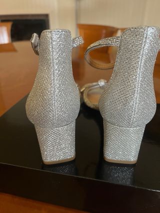 Sandalias Jewel Badgley Mischka Plata Tacon Medio