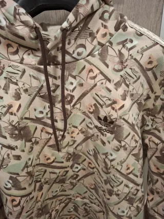Sudadera Adidas con capucha y estampado