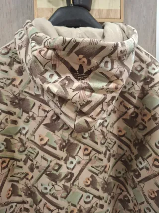 Sudadera Adidas con capucha y estampado