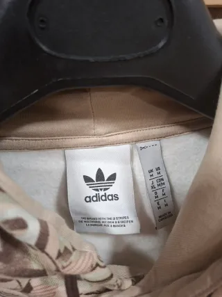 Sudadera Adidas con capucha y estampado