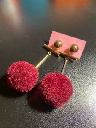 Pendientes largos pompón dorados y rojos