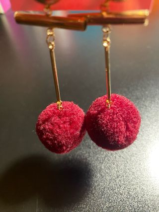 Pendientes largos pompón dorados y rojos
