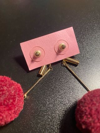 Pendientes largos pompón dorados y rojos