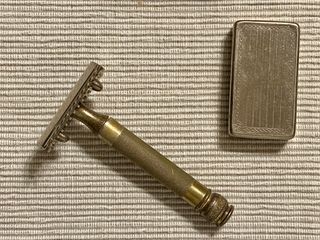 Antigua maquinilla afeitar Gillette con estuche