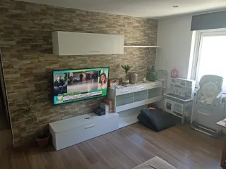 Mueble TV blanco con led azul en vitrina