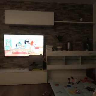 Mueble TV blanco con led azul en vitrina