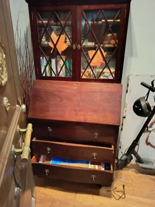 Escritorio antiguo de madera con vitrina