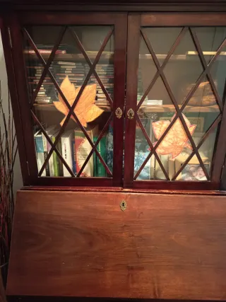 Escritorio antiguo de madera con vitrina