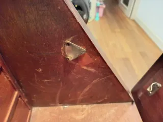 Escritorio antiguo de madera con vitrina