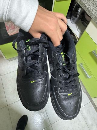 Nike Air Force 1 Negras con detalles verde