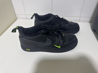 Nike Air Force 1 Negras con detalles verde