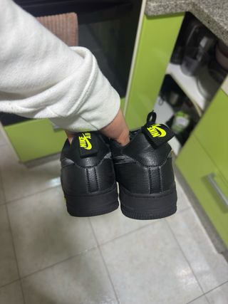 Nike Air Force 1 Negras con detalles verde