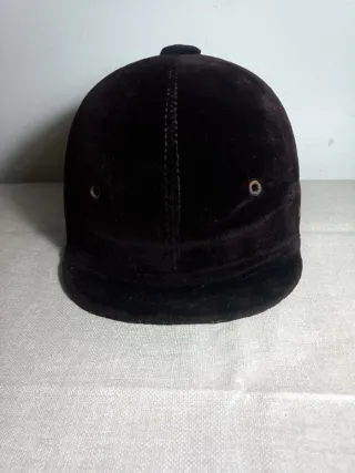 Casco de hípica marrón.