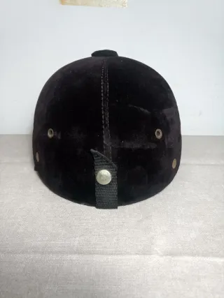 Casco de hípica marrón.