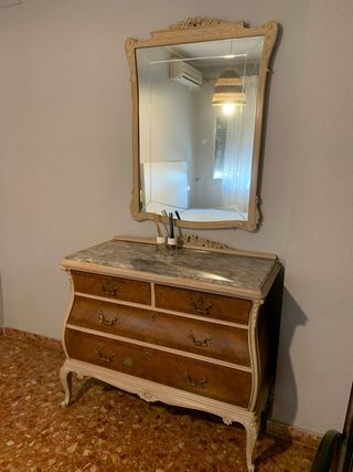 Cómoda antigua con espejo