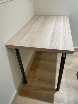 Tavolo da scrivania Ikea in legno con gambe metalliche