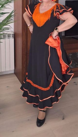 Falda flamenca negra con volantes naranjas