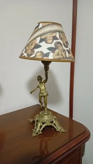 Lámpara de mesa antigua figura niño