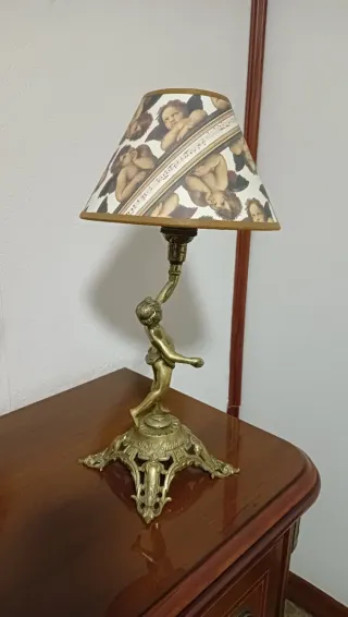 Lámpara de mesa antigua figura niño