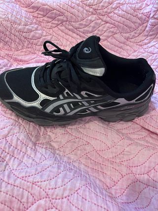 Zapatillas ASICS Negras y Plateadas