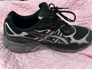 Zapatillas ASICS Negras y Plateadas