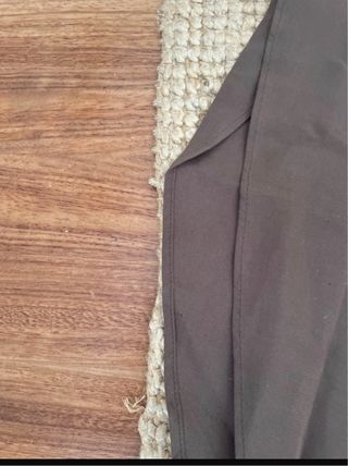 Pantalón marrón con aberturas