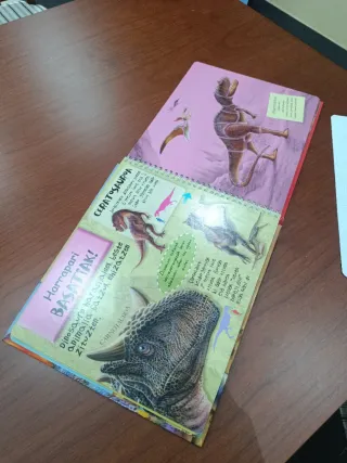 Dinosauroak 5 marrazteko txantiloi barrualdean