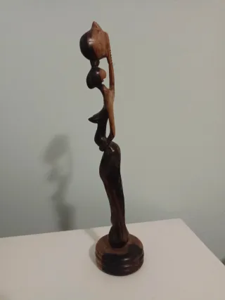 Figura mujer africana madera tallada