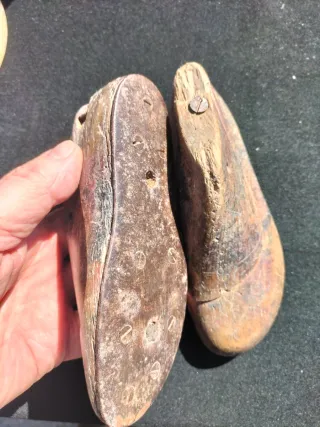 Par de hormas antiguas para niño