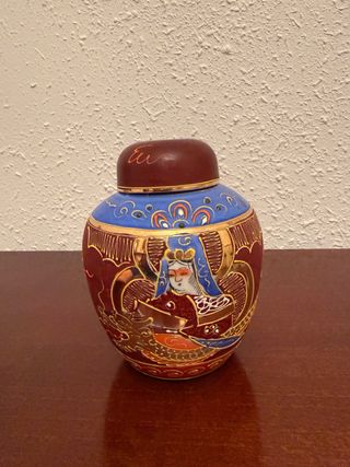 Jarrón de cerámica con detalles chinos