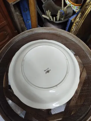 Plato antiguo grande de porcelana con flores