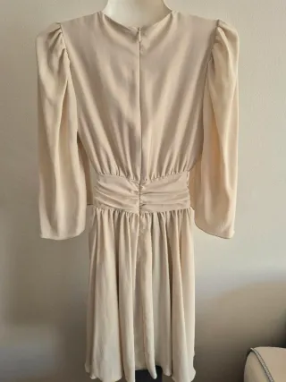 Vestido creme elegante com cinto Toy G