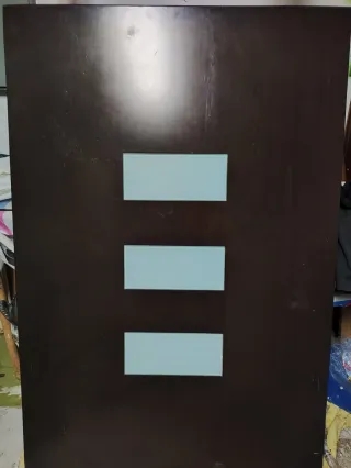 Mesa oscura con detalles de cristal