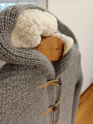 Abrigo tejido con capucha niña
