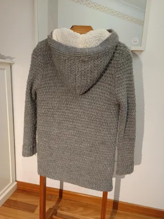 Abrigo tejido con capucha niña