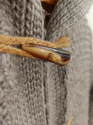 Abrigo tejido con capucha niña