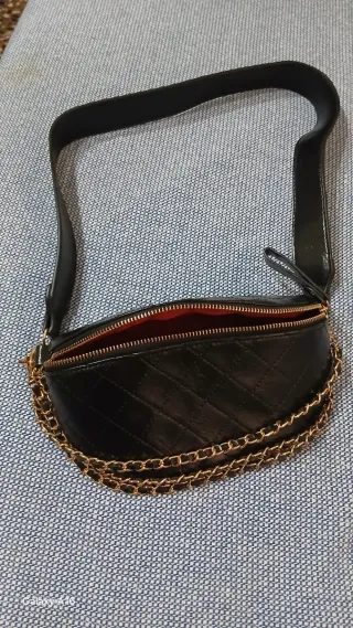 Bolso negro acolchado con cadena dorada