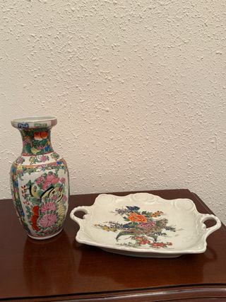 Jarrón y bandeja de cerámica decorada