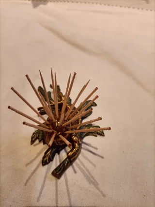 Caracol de Bronce sobre Hojas, palillero.