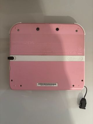 Nintendo 2DS Rosa + juego Tomodachi Life incluido.