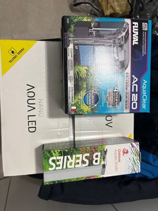 Acuario con plantas y filtro